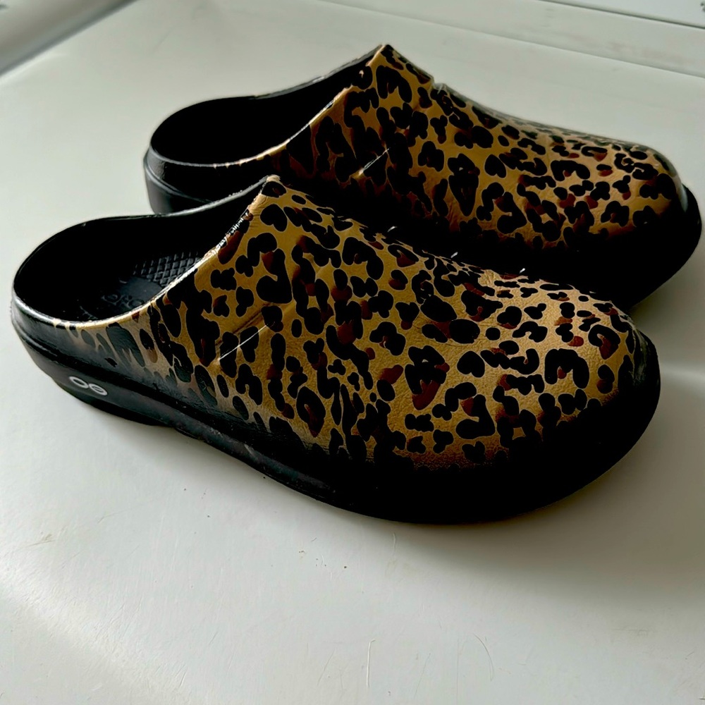 Oofo clogs